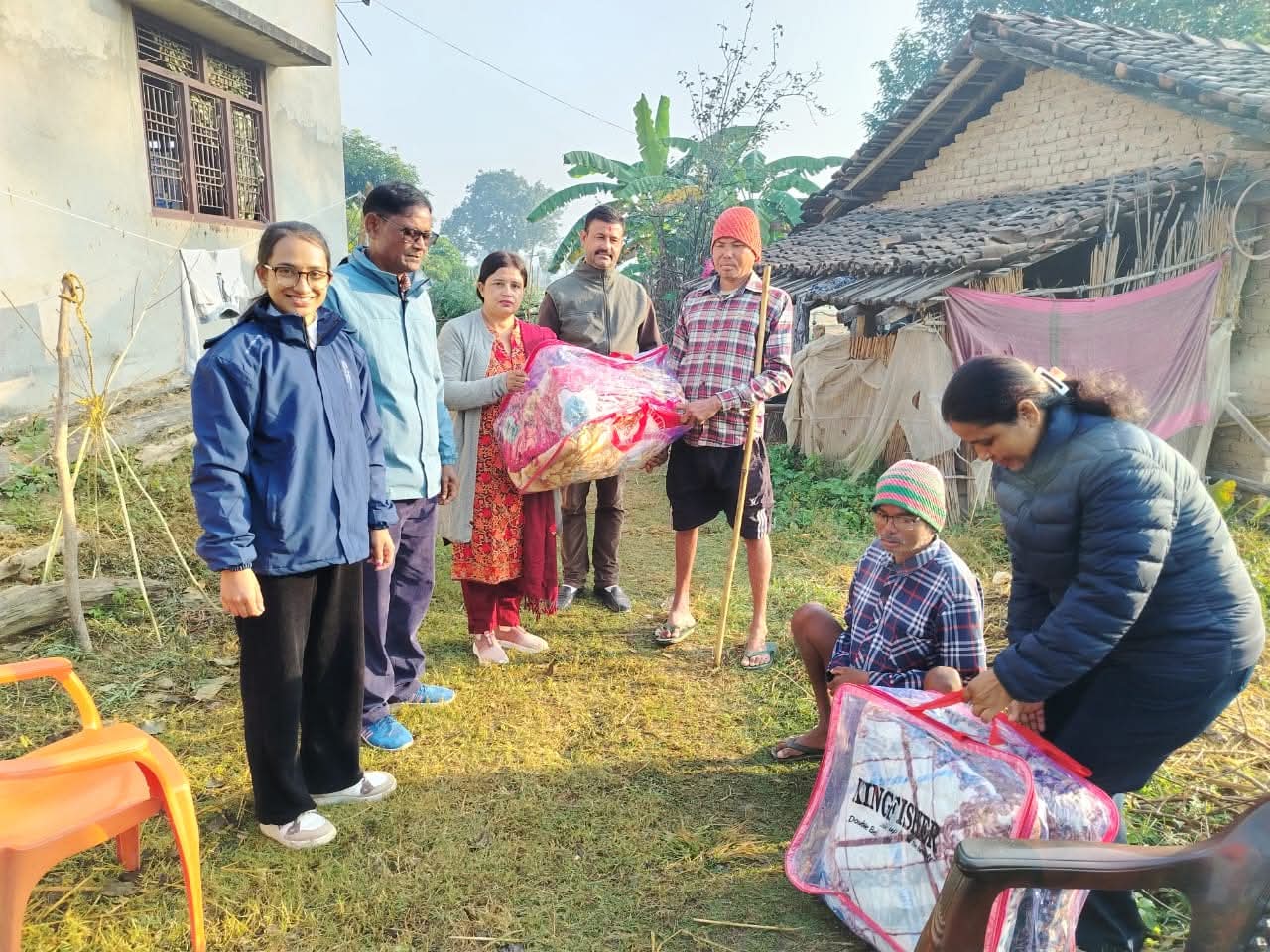 विपन्न परिवारलाई न्यानो कम्बल र हाइजिन किट बितरण